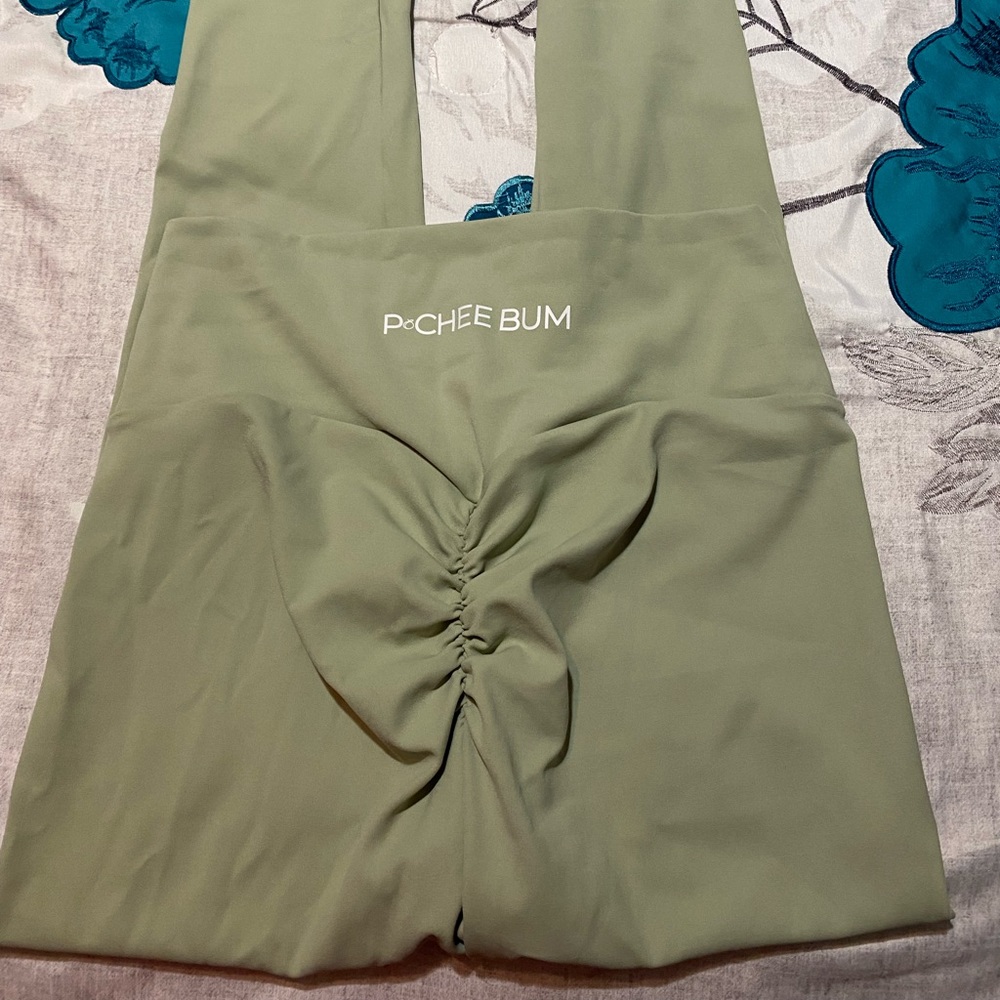 Green buttery scrunch leggings (m)